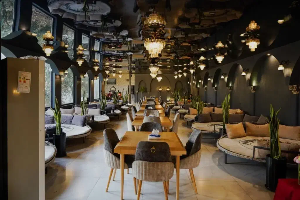 استخدام فوری سه سالندار مرد برای رستوران صاحبقران|استخدام خدمات فروشگاه و رستوران|کاشان, باغ فین|دیوار