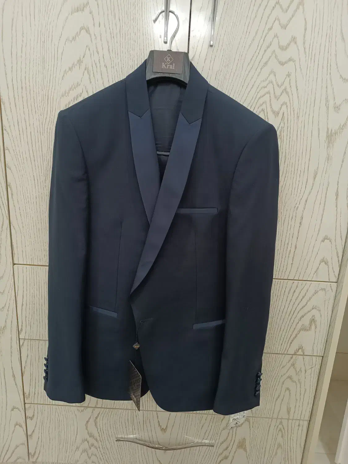 کت و شلوار|لباس|قائن, |دیوار