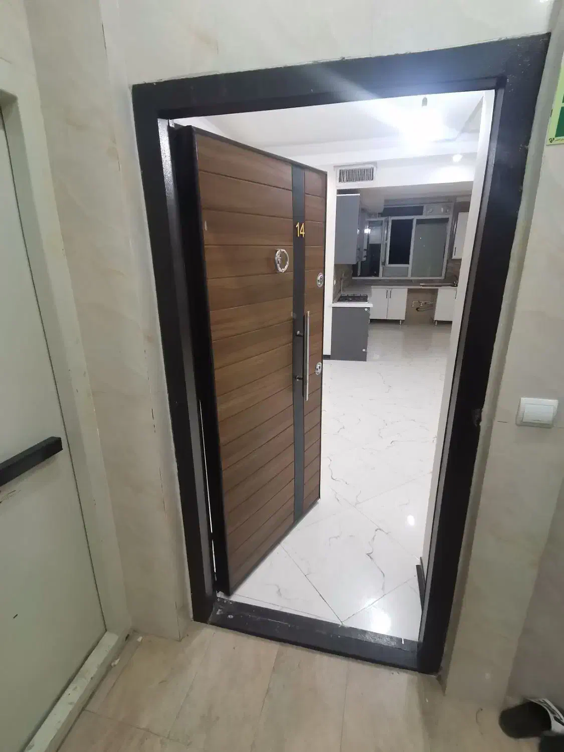 ۱۱۰ متری خوش نقشه / پارکینگ دار / تخلیه