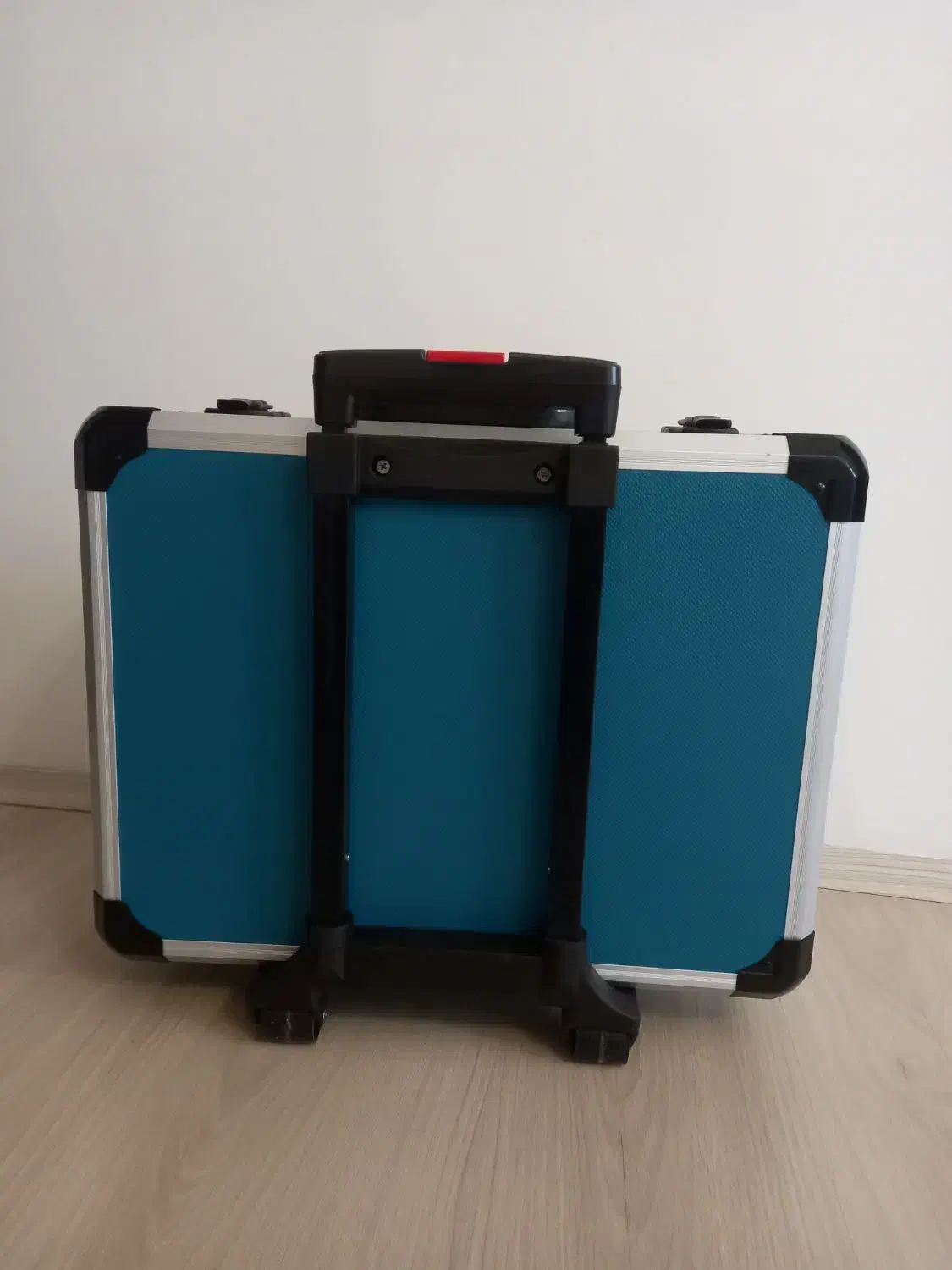 یک جعبه ابزار کامل مخصوص کامیونداران و صنعتگران|ابزارآلات|خوی, |دیوار