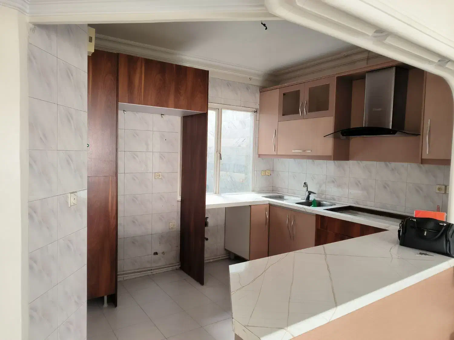 آپارتمان فلکه اول ۱۰۰ متر دو خواب شیک غرق نور