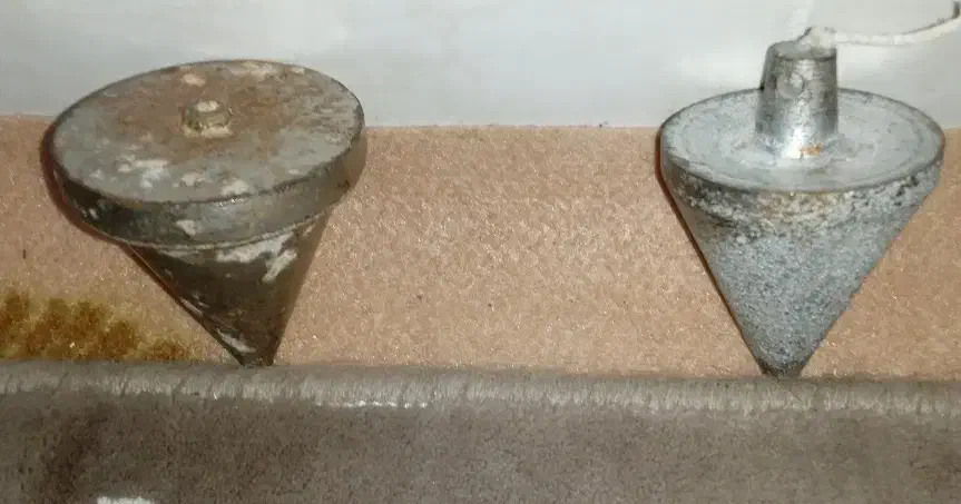 شاقول گنج یابی قدیمی و میخ فولادی قجری|کلکسیون اشیاء عتیقه|کاشمر, |دیوار