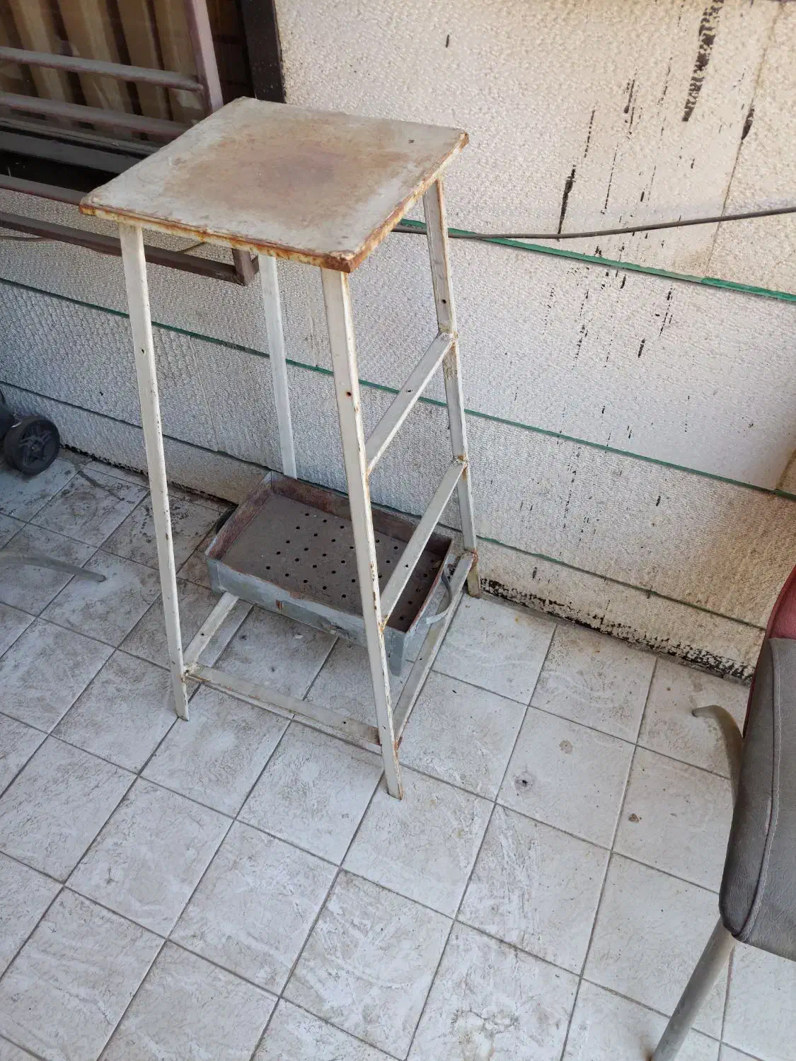 چهار پایه فلزی|صندلی و نیمکت|همدان, |دیوار