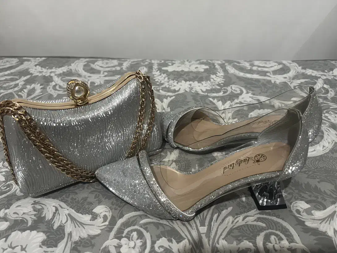 کیف و کفش|کیف، کفش، کمربند|رشت, انصاری|دیوار