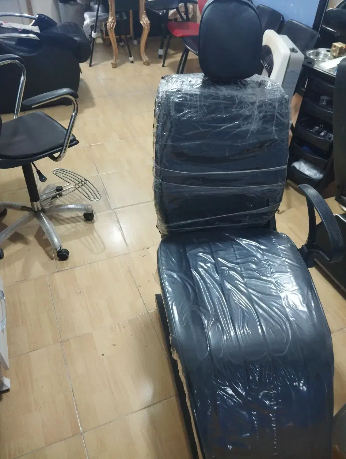 آینه قدی و صندلی اصلاح|آرایشگاه و سالنهای زیبایی|اردبیل, |دیوار