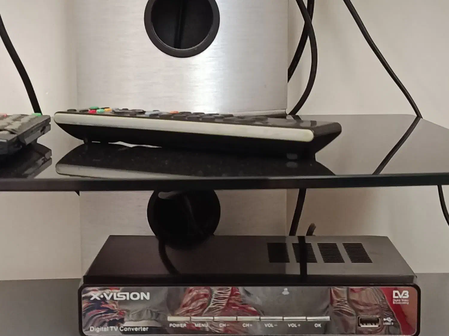 تلویزیون ۳۲ اینچ سونی با میز و گیرنده دیجیتال|تلویزیون و پروژکتور|خرم‌آباد, |دیوار