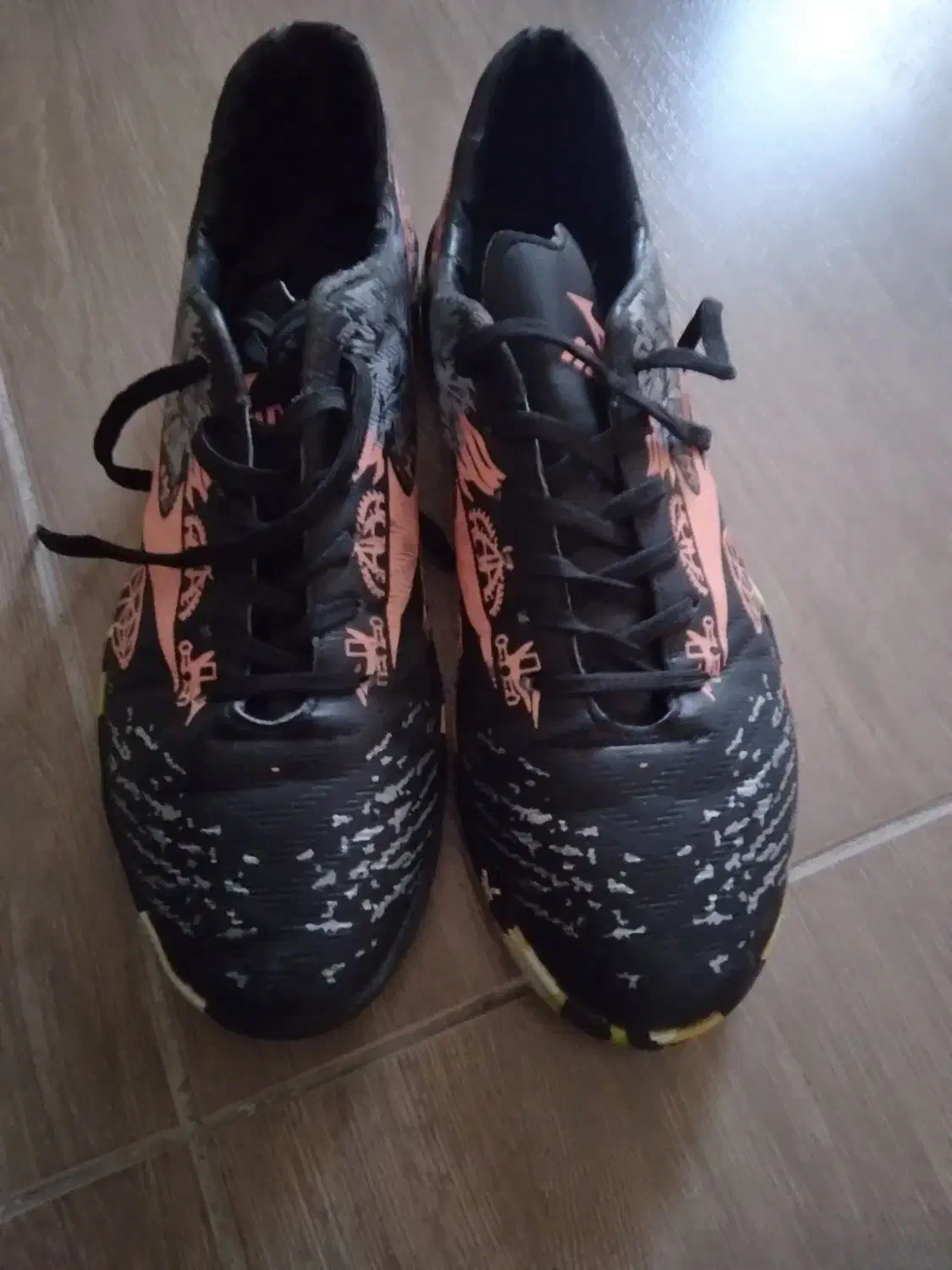 کفش فوتسال و چمن مصنوعی|تجهیزات ورزشی|سقز, |دیوار