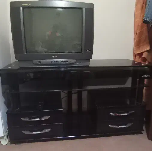 تلویزیون LG به همراه میز تلویزیون شیشه ایی|تلویزیون و پروژکتور|رشت, باهنر|دیوار