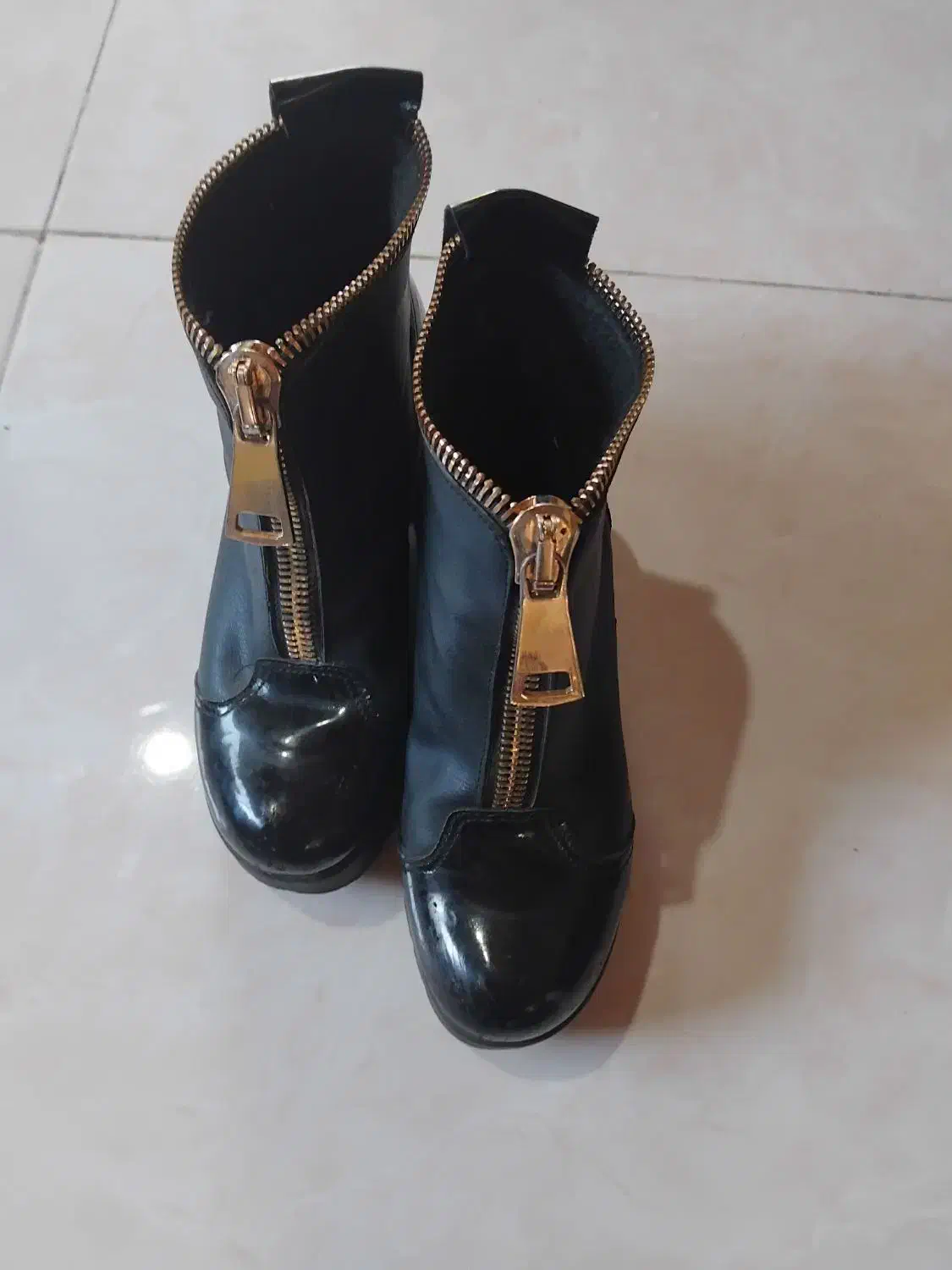 بوت کوتاه|کیف، کفش، کمربند|رویان, |دیوار