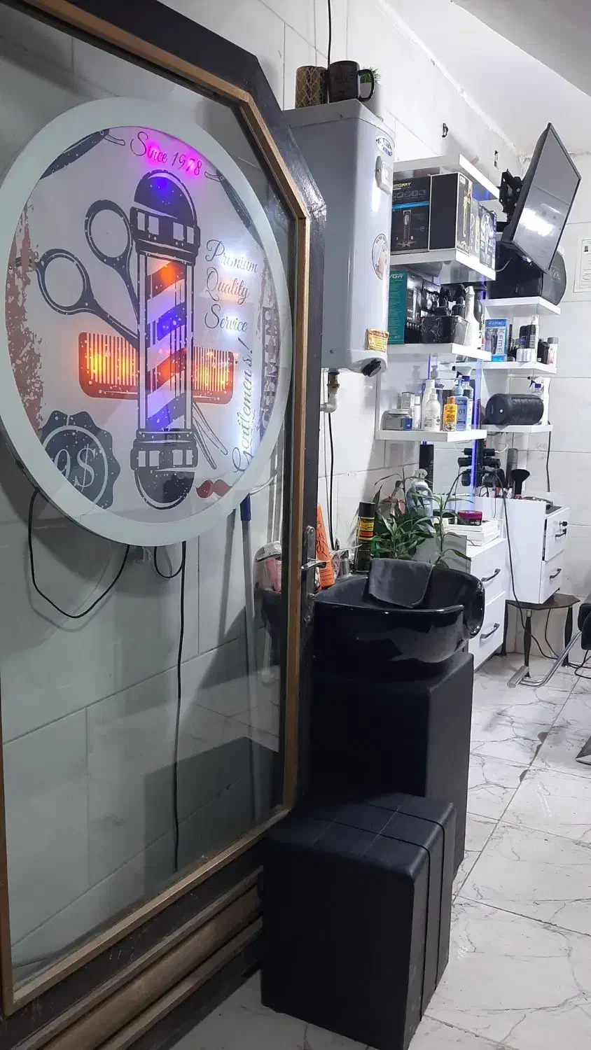 وسایل کامل ارایشگاه مردانه همراه مغازه ومشتری ثابت|آرایشگاه و سالنهای زیبایی|کرمانشاه, |دیوار