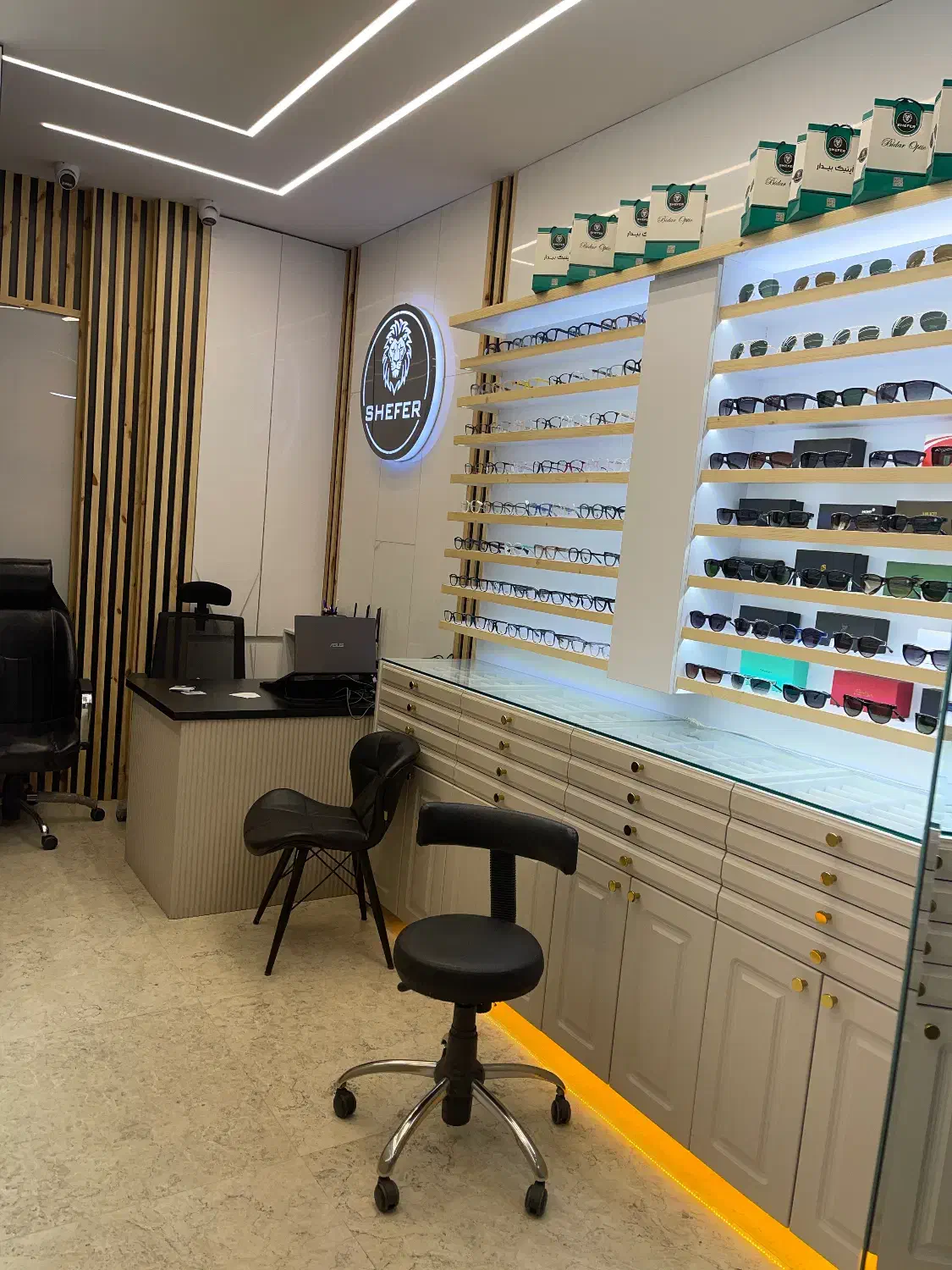 کارمند خانم در فروشگاه عینک|استخدام بازاریابی و فروش|تهران, فردوسی|دیوار