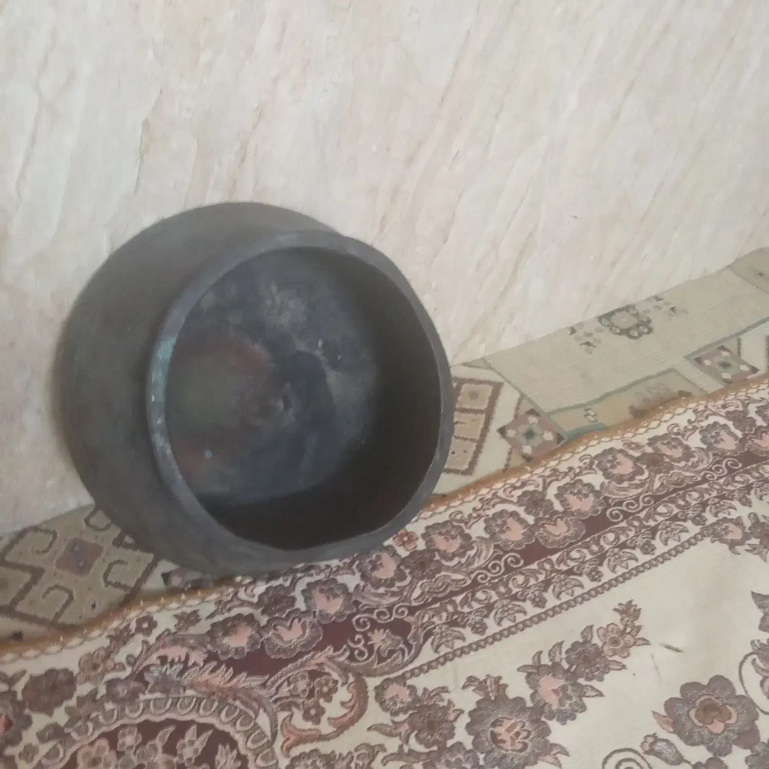 دیگ مسی قدیمی|کلکسیون اشیاء عتیقه|ساوه, |دیوار