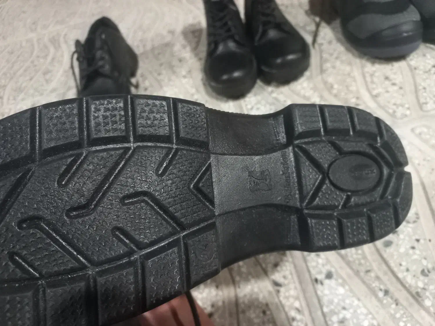 سه جفت کفش چرمی|کیف، کفش، کمربند|فراشبند, |دیوار