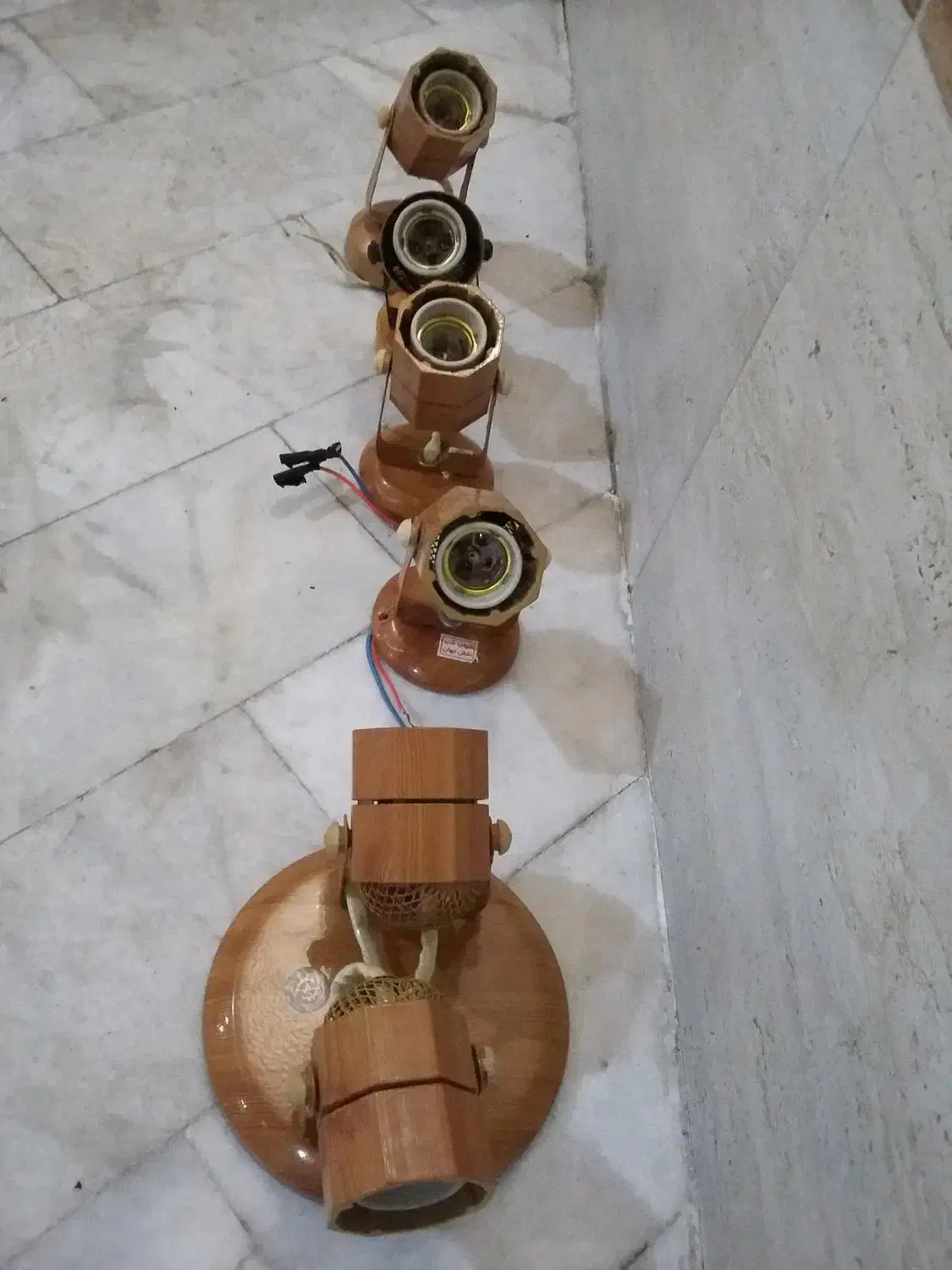 لوستر سه شاخه پایه ،لامپ،هالوژن ثابت و ریلی در حد.|لوستر و چراغ آویز|رشت, چله خانه|دیوار