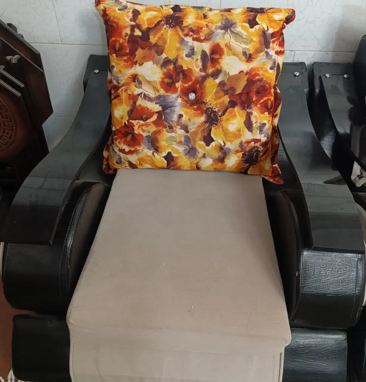 یک سرویس مبل ۸ نفره تمیز و شیک|مبلمان خانگی و میز عسلی|شیراز, گل سرخ|دیوار