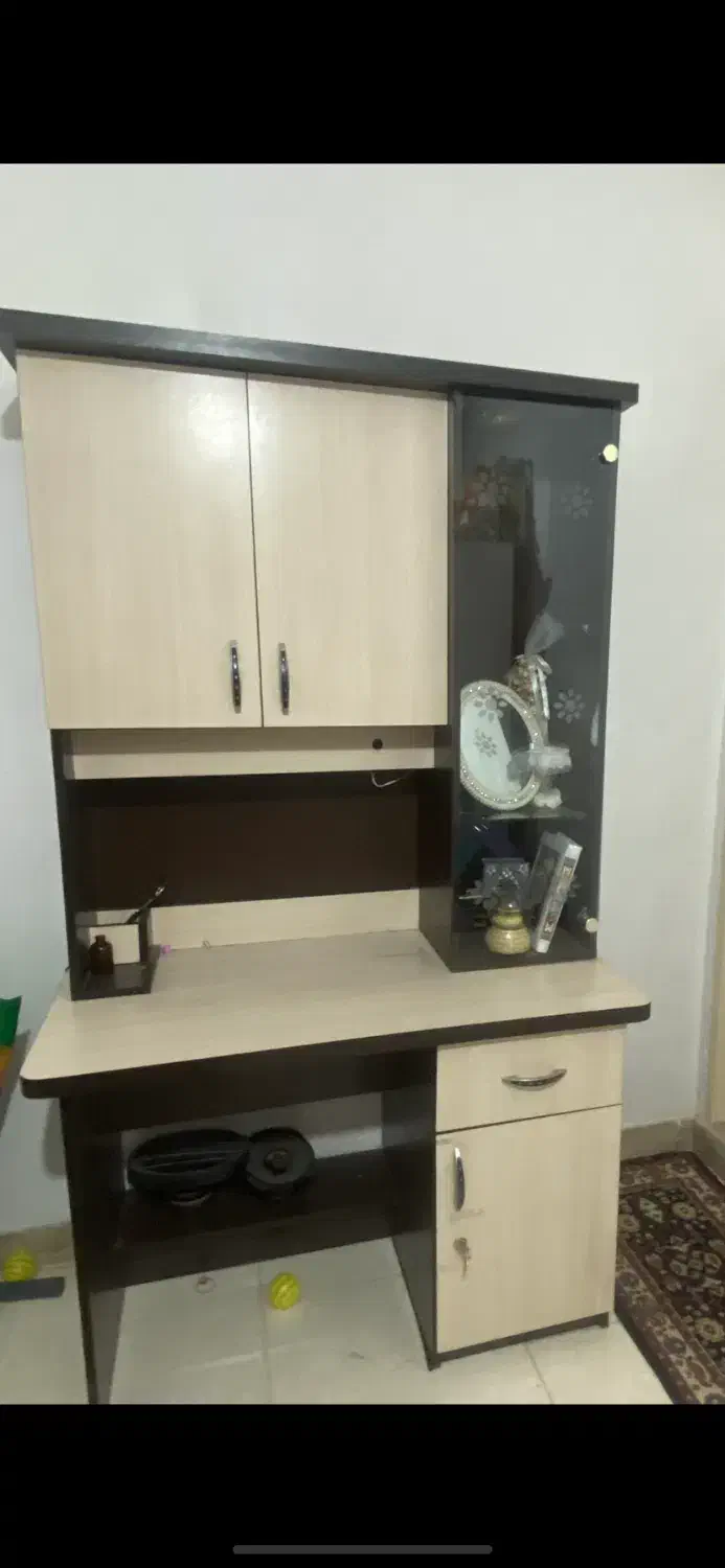 میز تحریر سالم و چراغ دار دارای ویترین|میز تحریر و کامپیوتر|ماهدشت, |دیوار