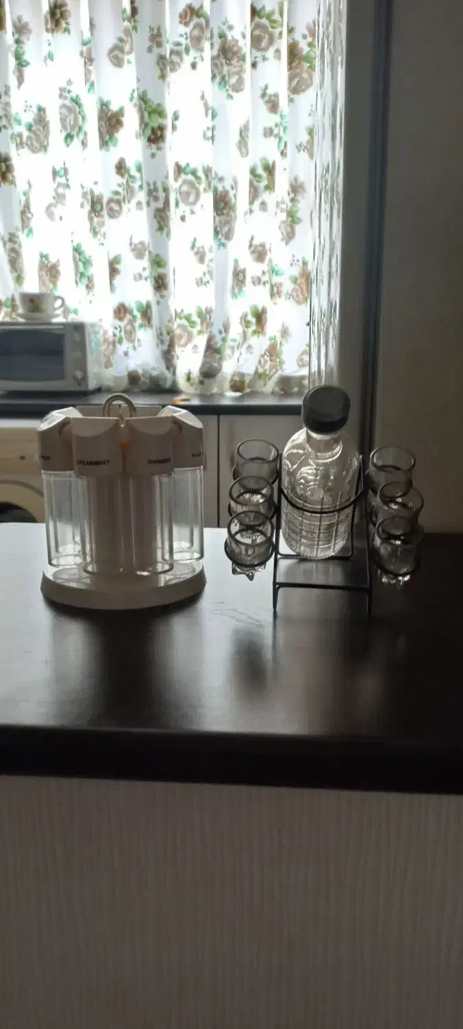 جا ادویه و بطری و استکان نوشیدنی|ظروف سرو و پذیرایی|کهریزک, |دیوار