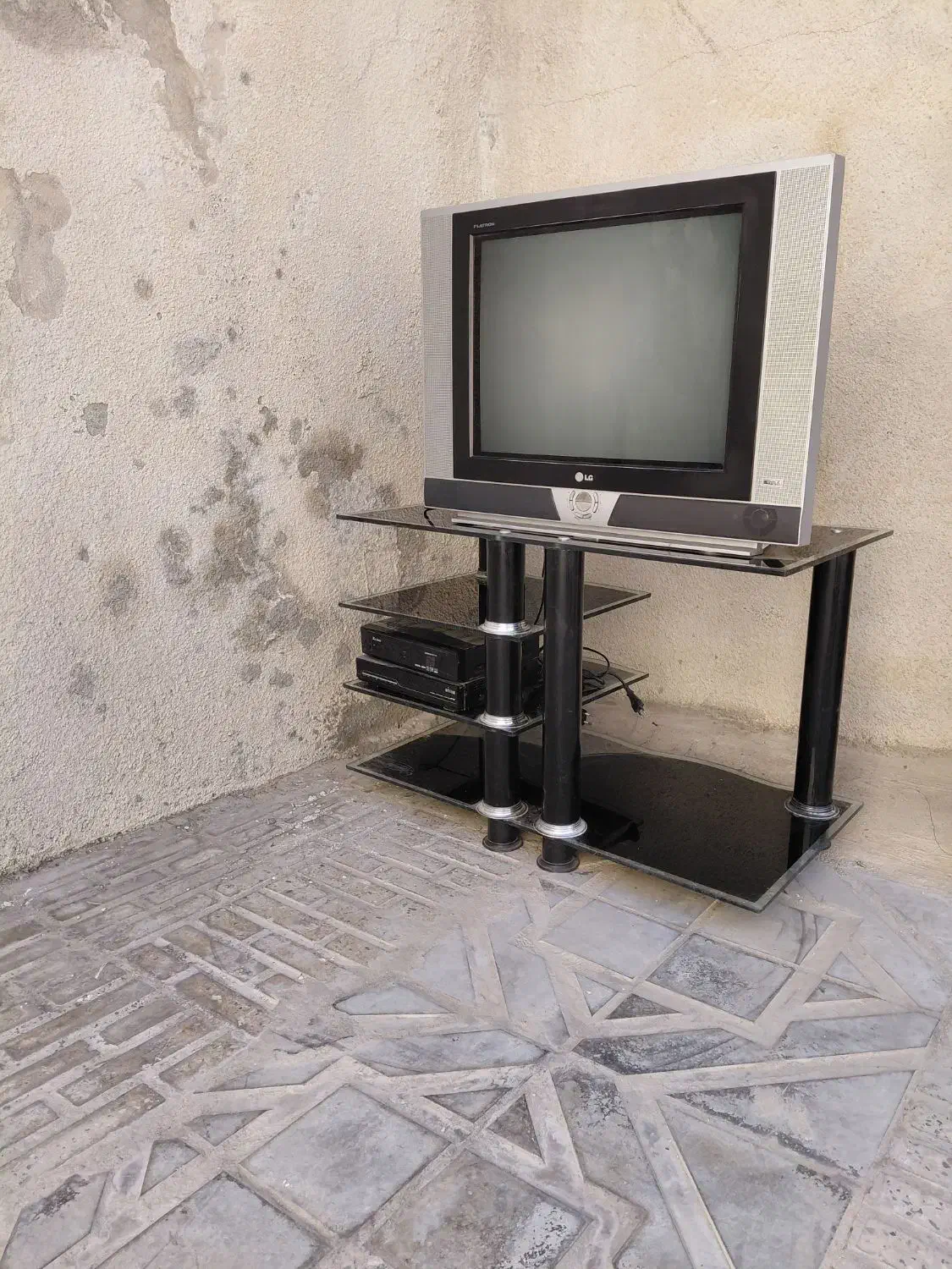 t.v21  اینچ و میز t.v|تلویزیون و پروژکتور|ایلام, |دیوار
