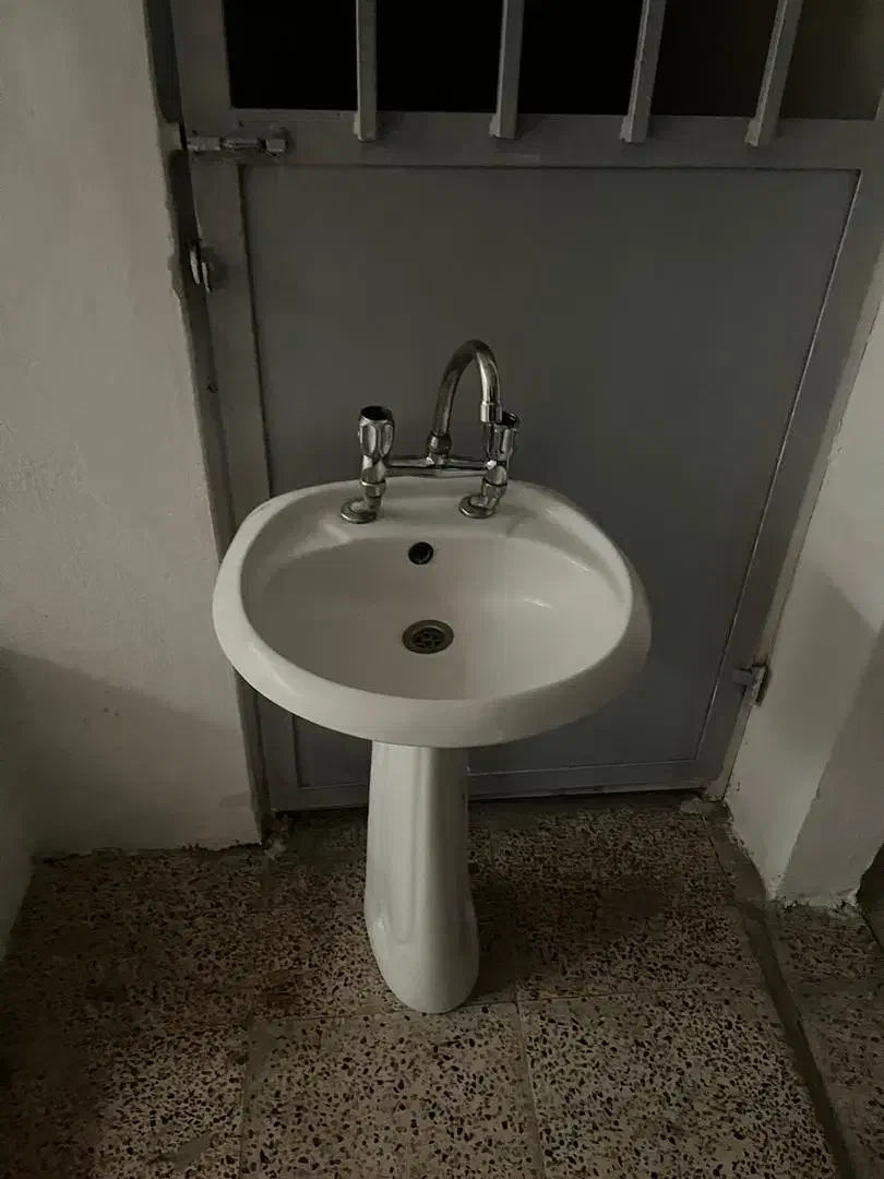 روشویی با شیرآب|لوازم سرویس بهداشتی|آستارا, |دیوار