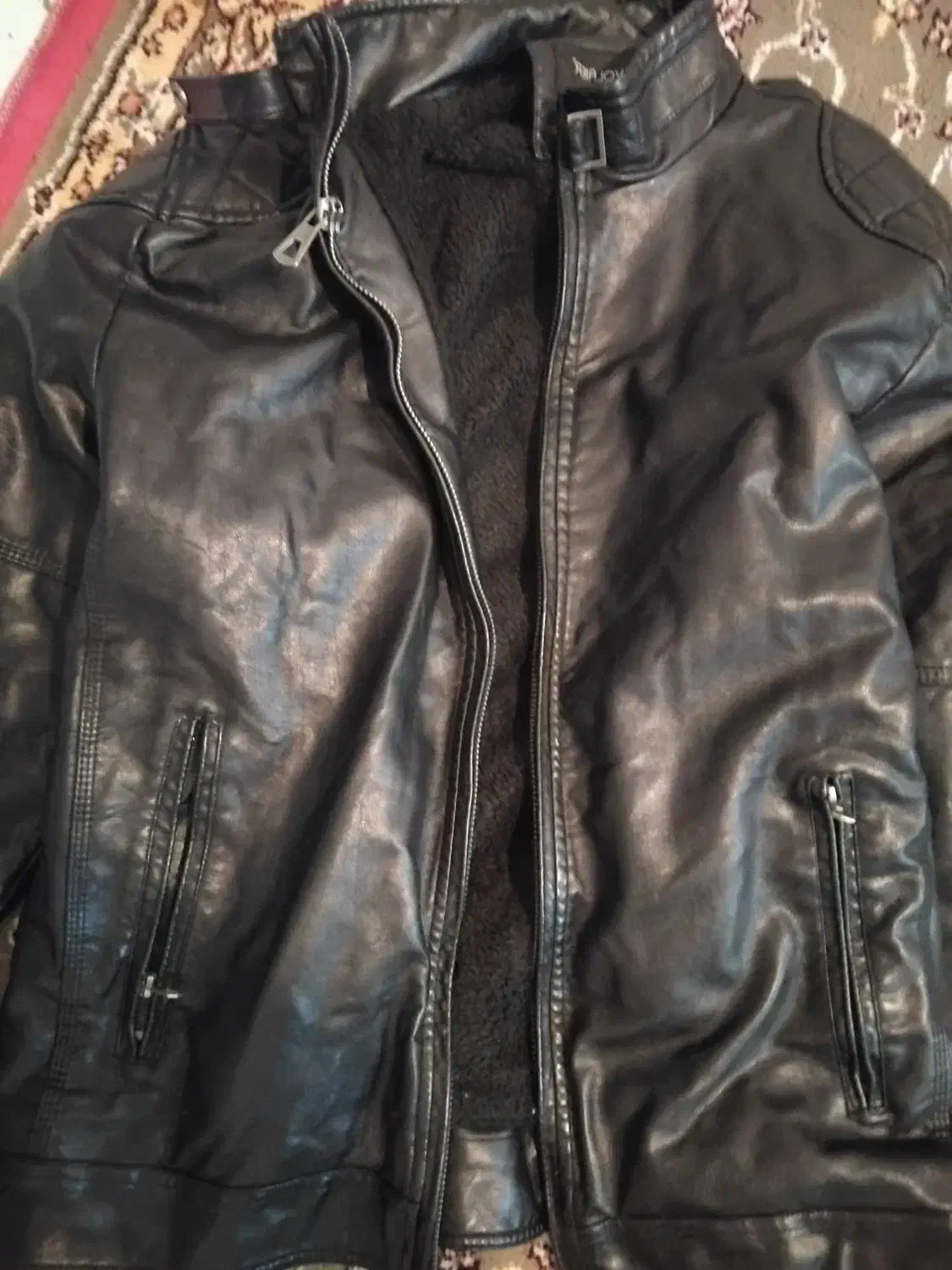 کاپشن|لباس|اصفهان, ملک|دیوار