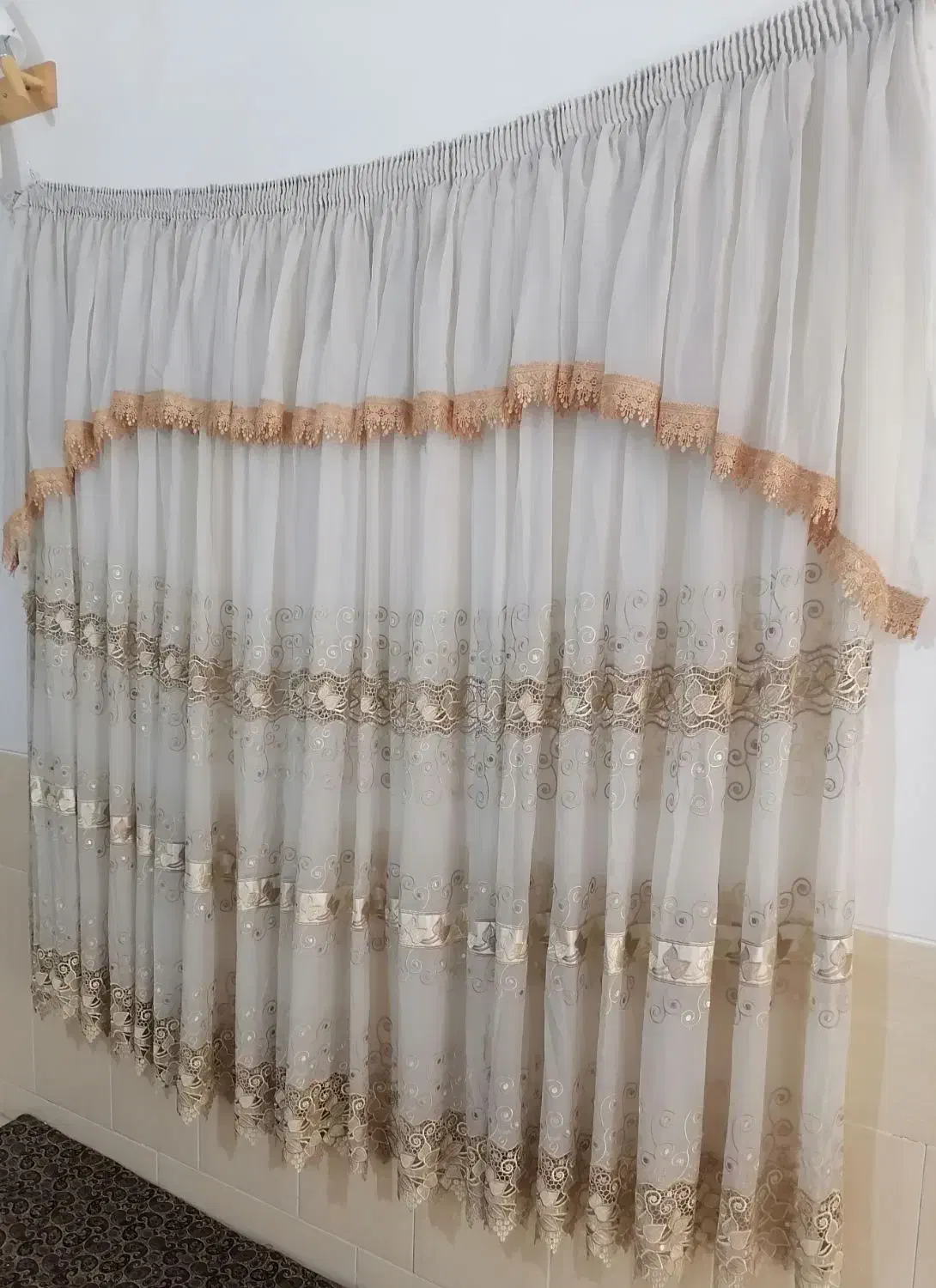 تعدادی پرده|پرده، رانر، رومیزی|حمیدیا, |دیوار