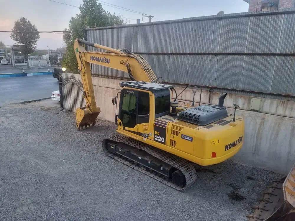 بیل مکانیکی کوماتسو ۲۲۰|خودرو سنگین|میاندوآب, |دیوار