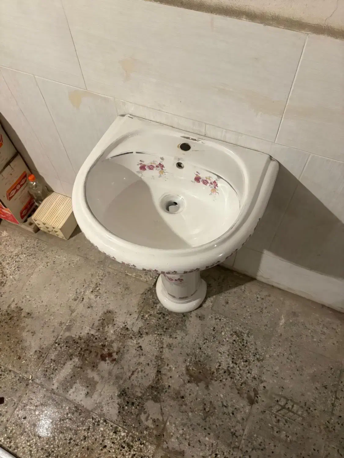 روشویی کارکرده بدون شکستگی|لوازم سرویس بهداشتی|سیرجان, |دیوار