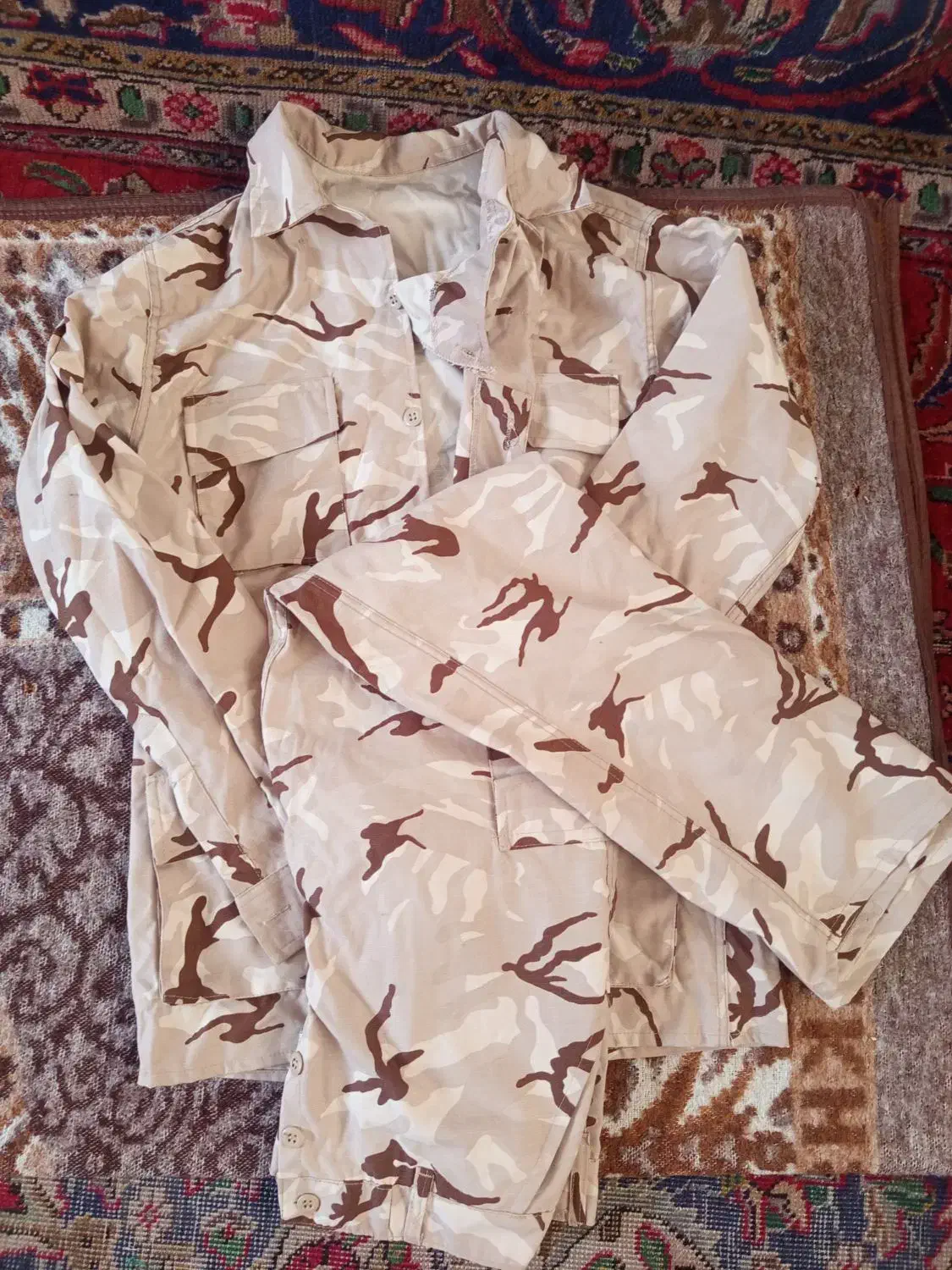 لباس سربازی|لباس|خوی, |دیوار