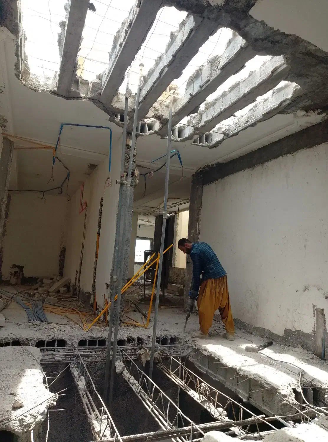 تخریب ساختمان با کارگران حرفه ای|خدمات پیشه و مهارت|بندرعباس, |دیوار