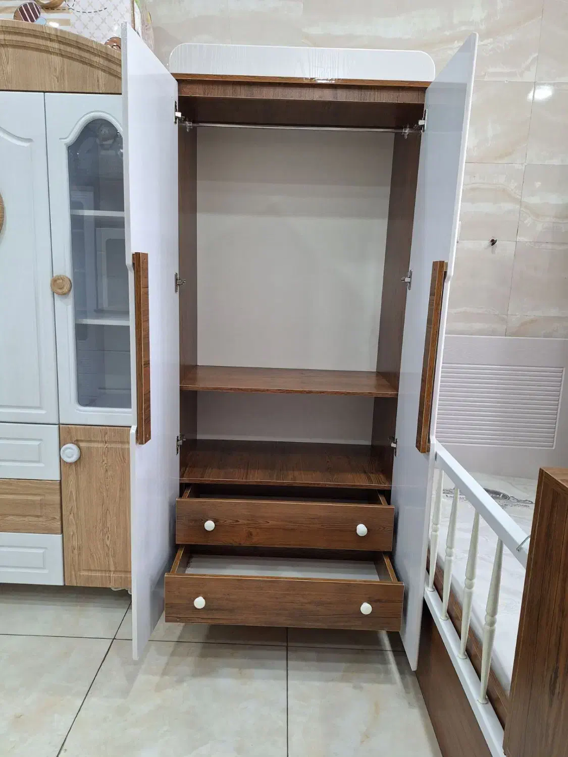 کمد ویترین ۳ درب-- نی‌نی چوب|اسباب و اثاث بچه|اصفهان, باتون|دیوار