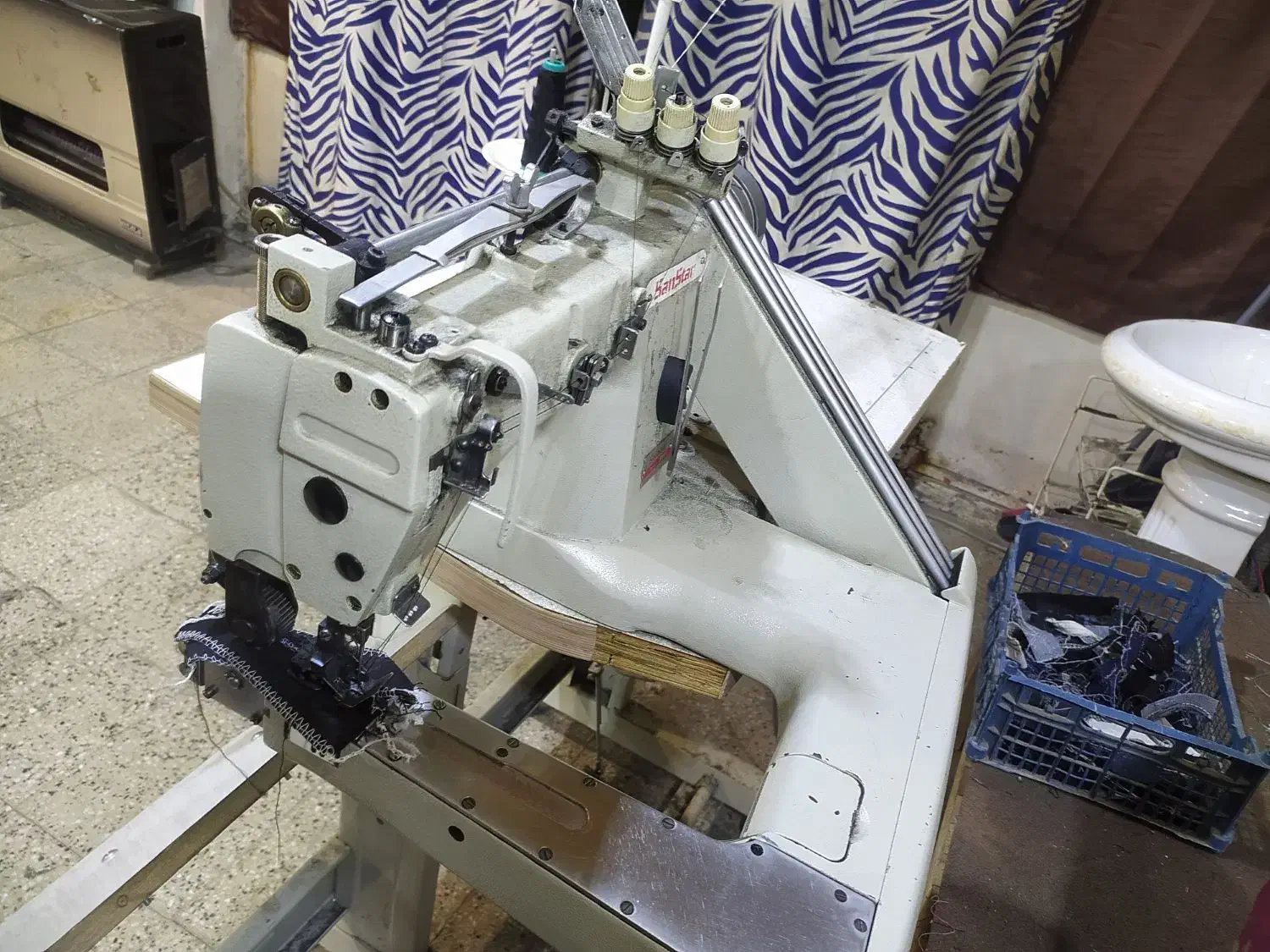 سه سوزنه|ماشین‌آلات صنعتی|لالجین, |دیوار