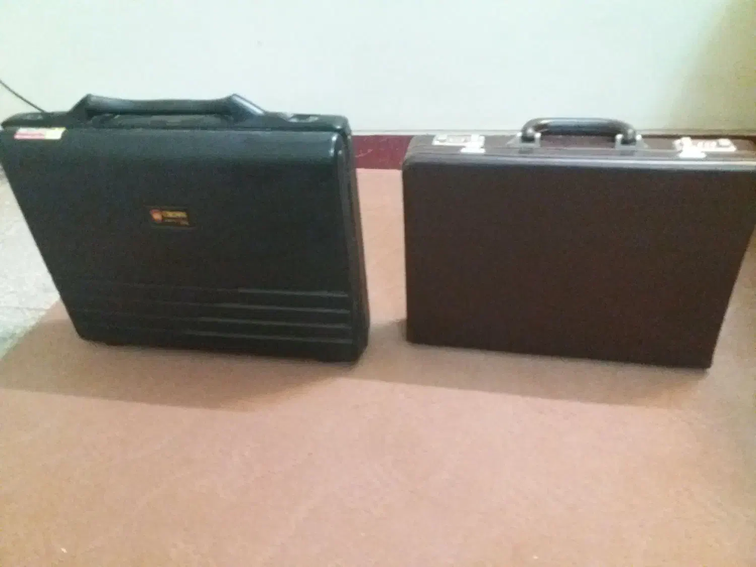 یک عددکیف سامسونت مشکی ویک ساعت مچی CRLENT قدیمی|کیف، کفش، کمربند|شیراز, نصر|دیوار