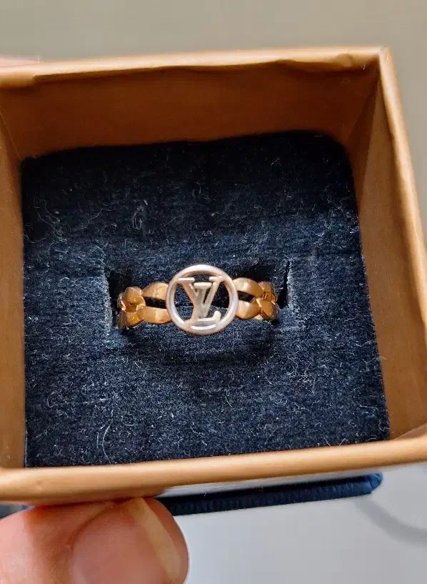 انگشتر طلا سبک وزن طرح LV(لویی ویتون)|جواهرات|بیرجند, |دیوار
