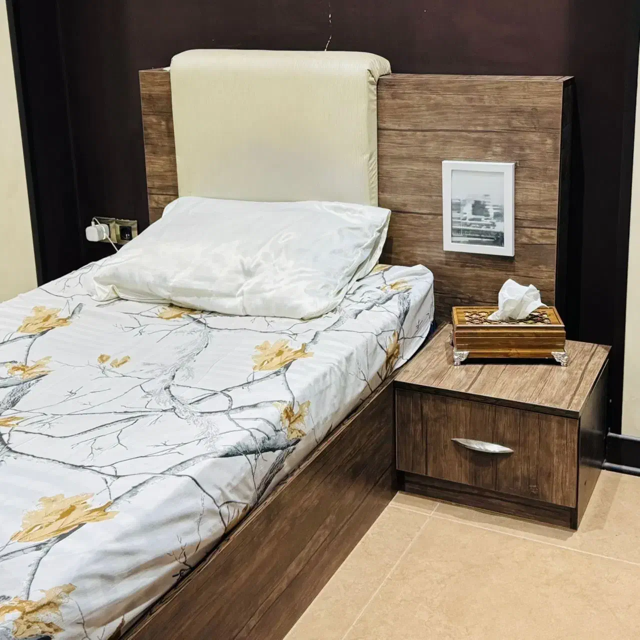 سرویس خواب یک نفره با میز ارایشی ایستاده|تخت و سرویس خواب|شیراز, فرهنگ شهر|دیوار