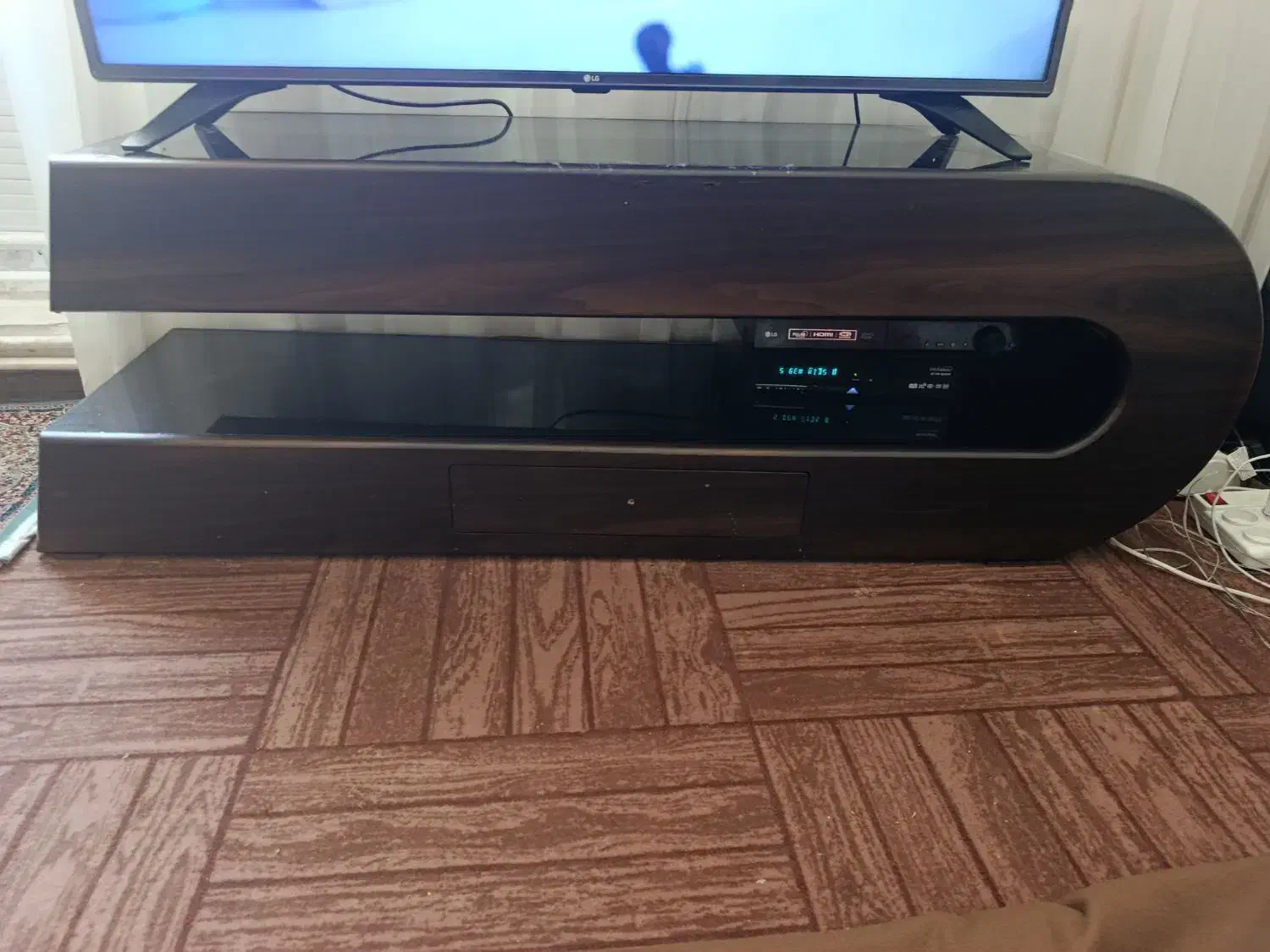 میز تلویزیون|میز تلویزیون|میانه, |دیوار