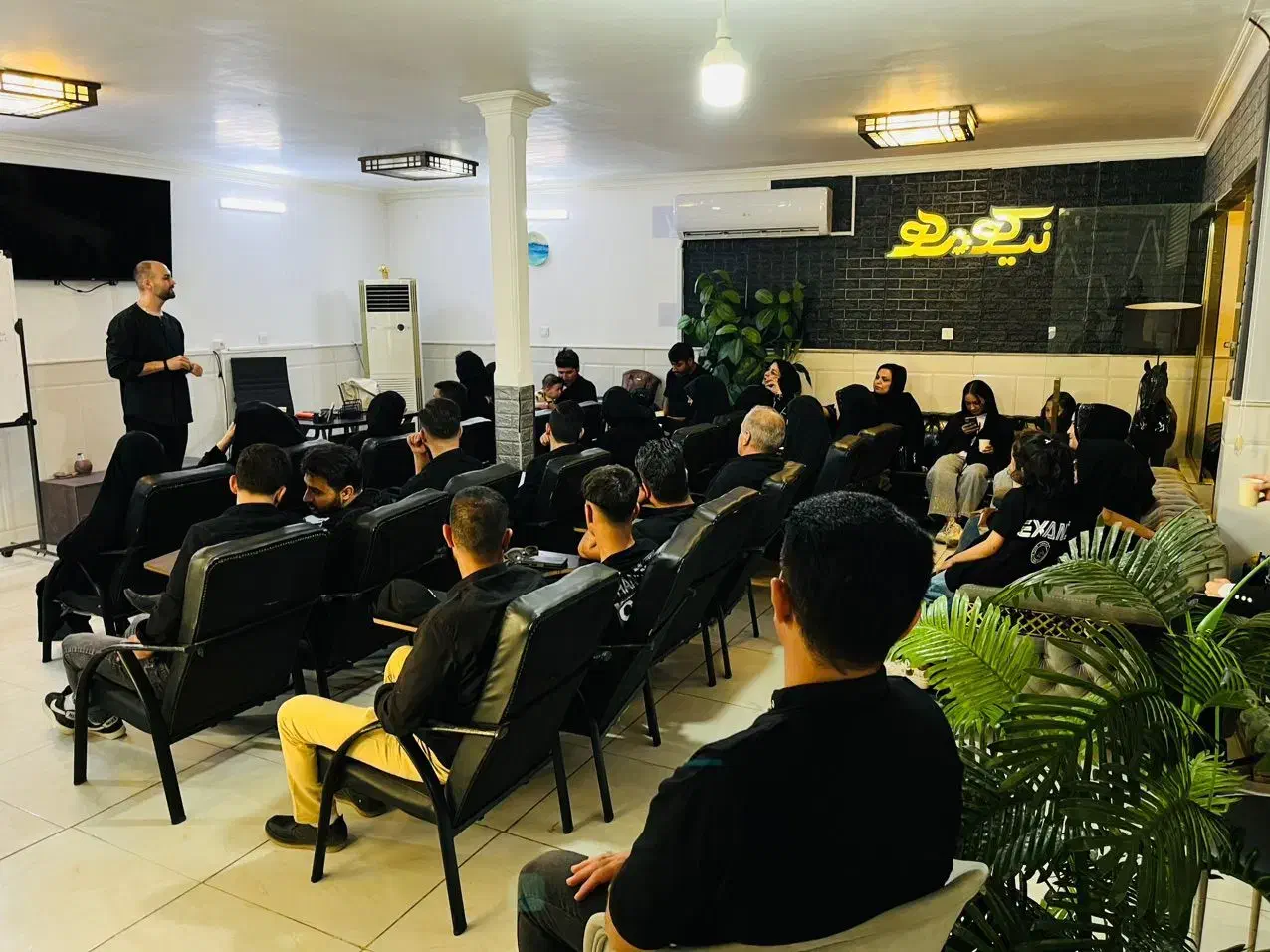 اجاره ساعتی فضا برای کلاس آموزشی و همایش کوچک|اجارهٔ کوتاه‌مدت دفتر کار و فضای آموزشی|قم, کیوانفر|دیوار