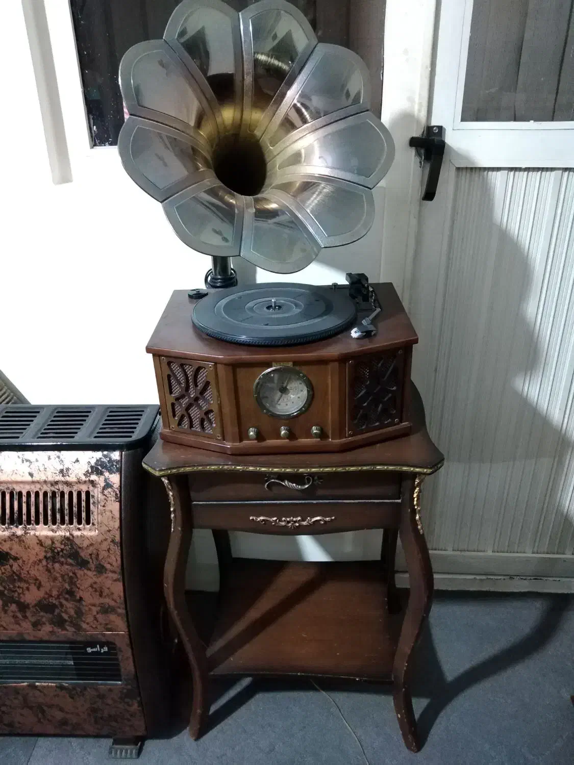 گرامافون با میز|کلکسیون اشیاء عتیقه|مشهد, سرافرازان|دیوار