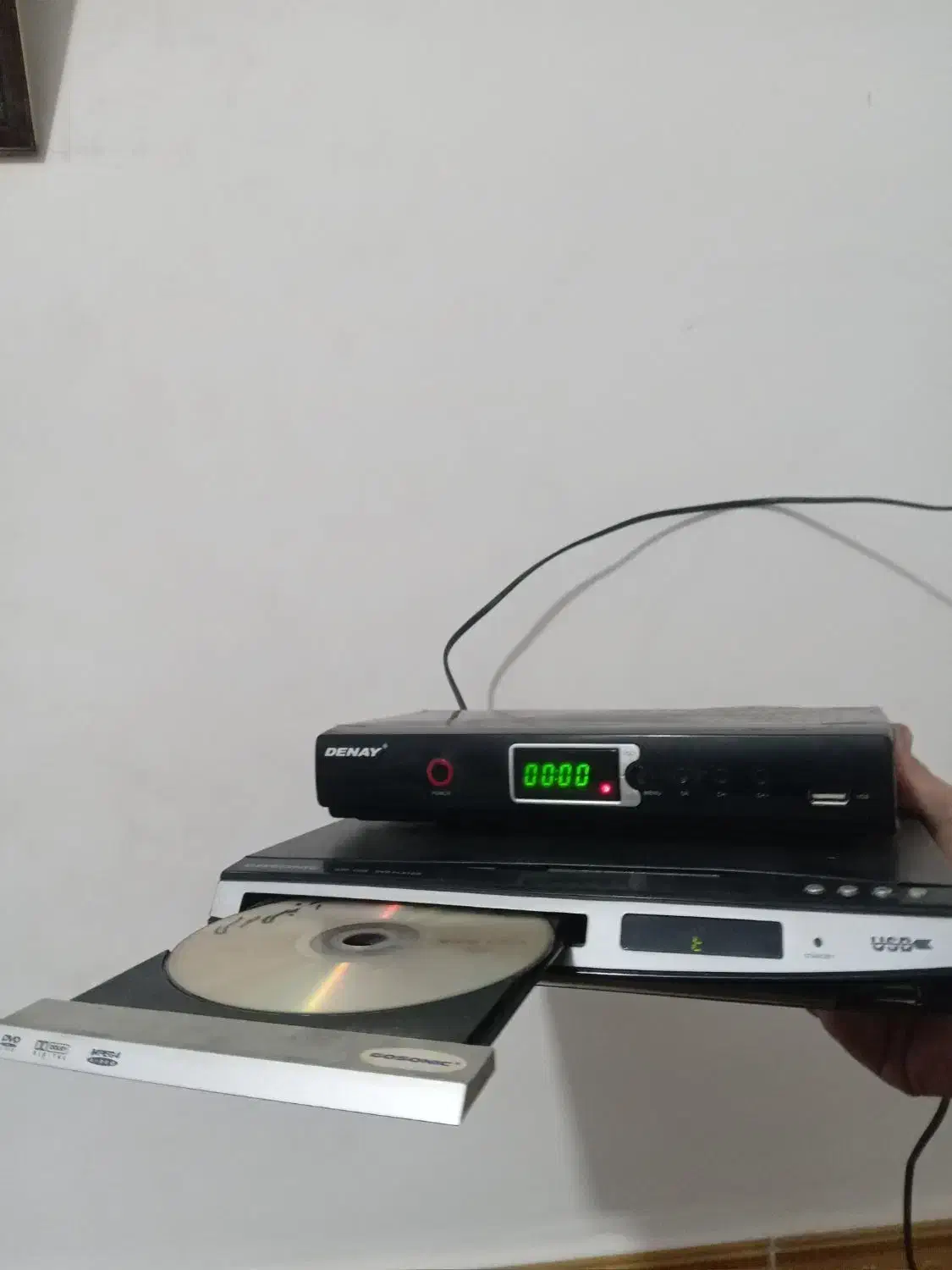 یک عدد آکواریوم به همراه یک DVD و دیجیتال|ماهی|دورود, |دیوار