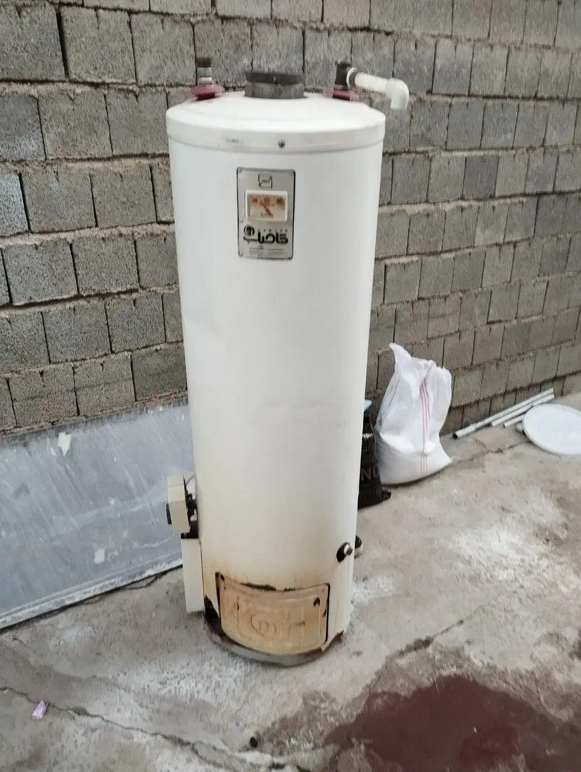 آبگرم کن ودرحیاط وظرفشویی همراه کابینتش وآبچکان|آبگرمکن، پکیج، شوفاژ|سقز, |دیوار