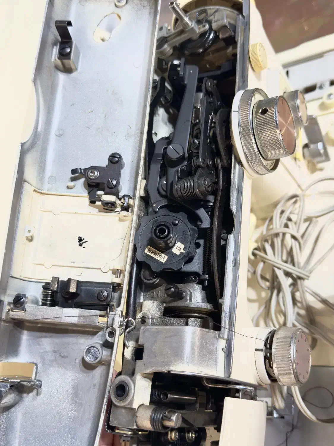 چرخ خیاطی و گلدوزی ژانومه802|چرخ خیاطی و ریسندگی|یاسوج, |دیوار