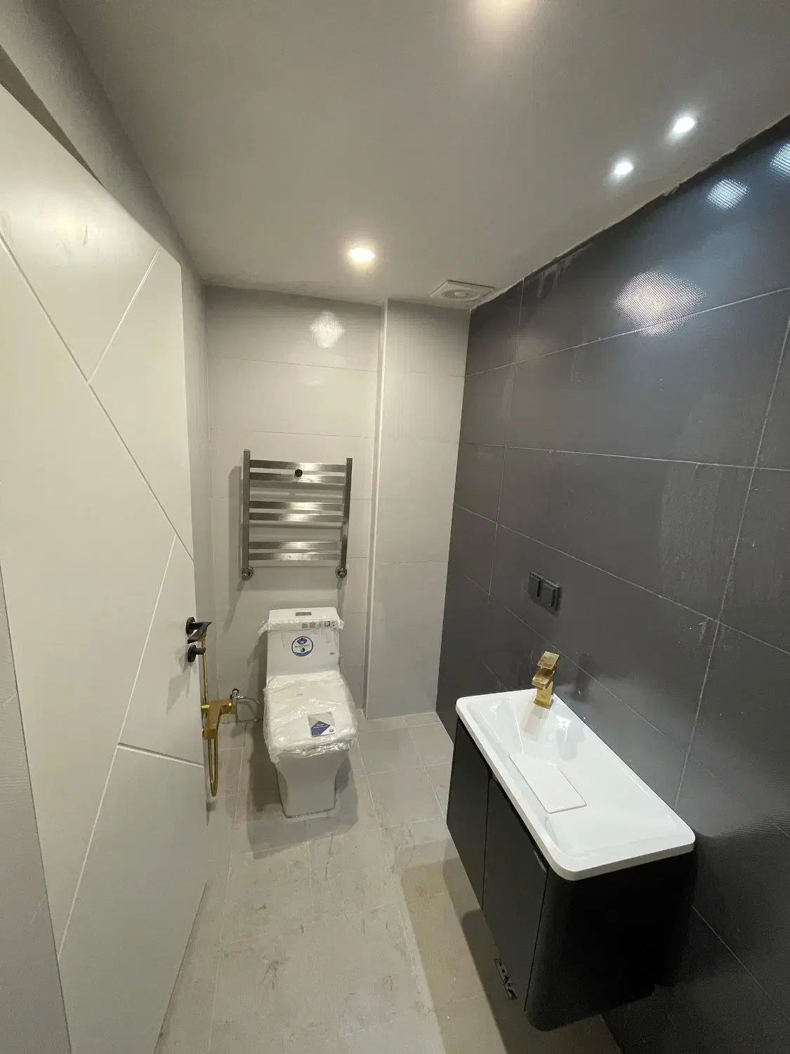 اجاره ۱۲۷متر/ برج برند / نورگیر / دریاچه/ سه خواب