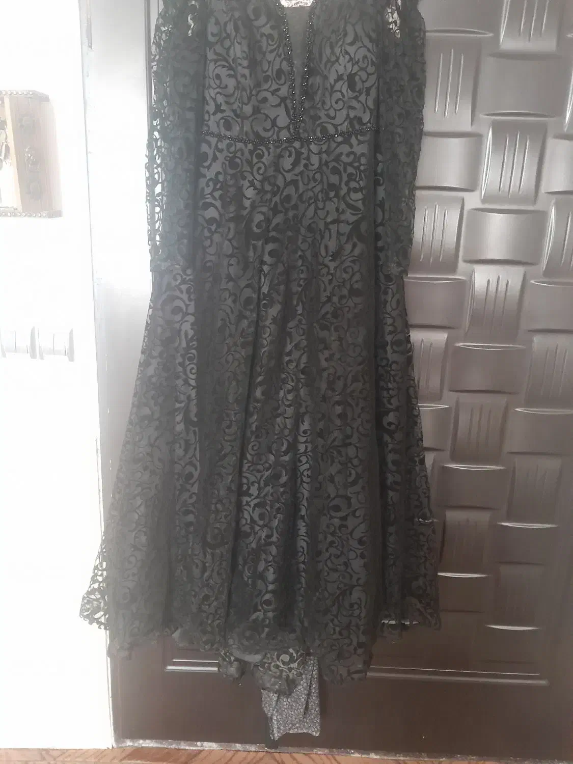 پیراهن مجلسی|لباس|تربت‌حیدریه, باغ ملی|دیوار