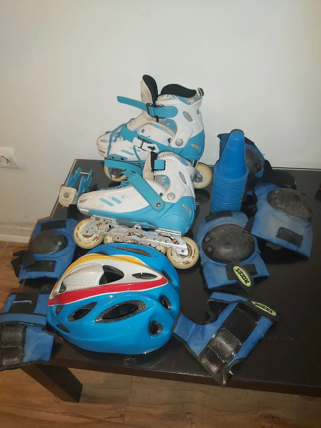 کفش اسکیت با تمامی لوازمش سالم ودر حد نو|دوچرخه، اسکیت، اسکوتر|کیش, |دیوار