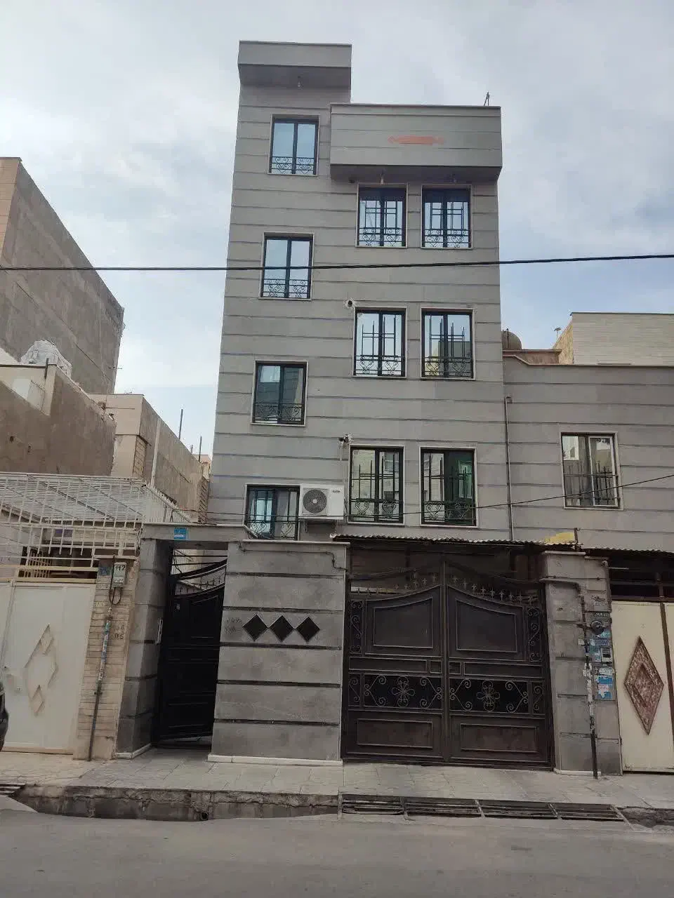 ۳ طبقه یکجا و سند مجزا در کوچه های اصلی باغ نرده|فروش آپارتمان|اسلامشهر, شهرک لاله|دیوار