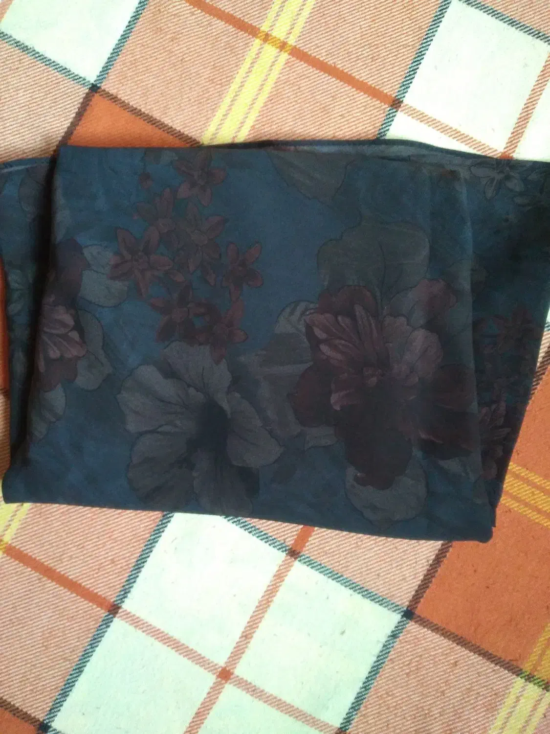 یک قواره چادر دوخته شده ، نو|لباس|سبزوار, گلشن|دیوار