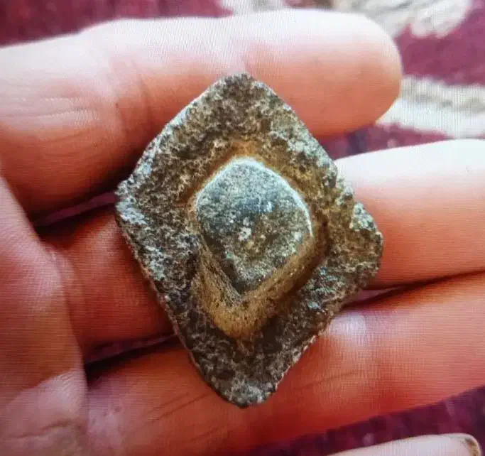 سنگ ناشناخته کندریت|کلکسیون اشیاء عتیقه|تکاب, |دیوار