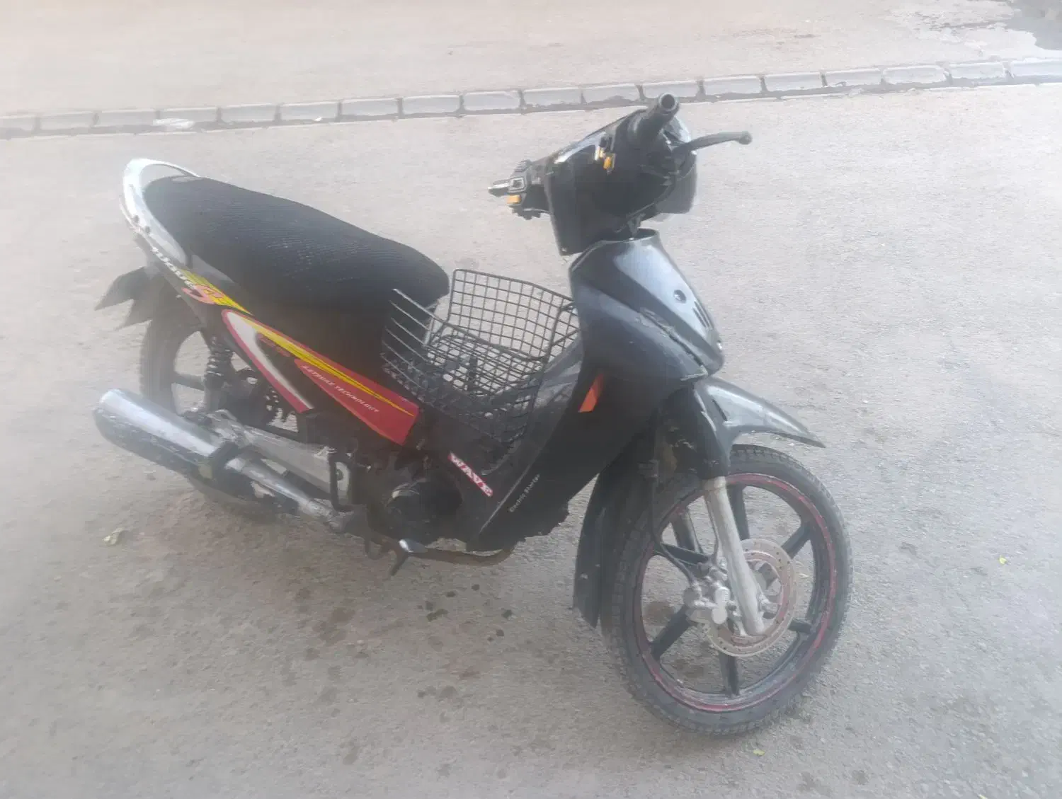 موتور لاکی|موتورسیکلت|تربت‌حیدریه, منظر|دیوار