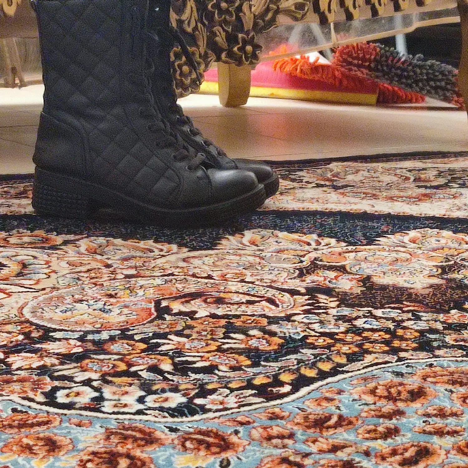 کفش پوتین|کیف، کفش، کمربند|قدس, شهر‌قدس|دیوار