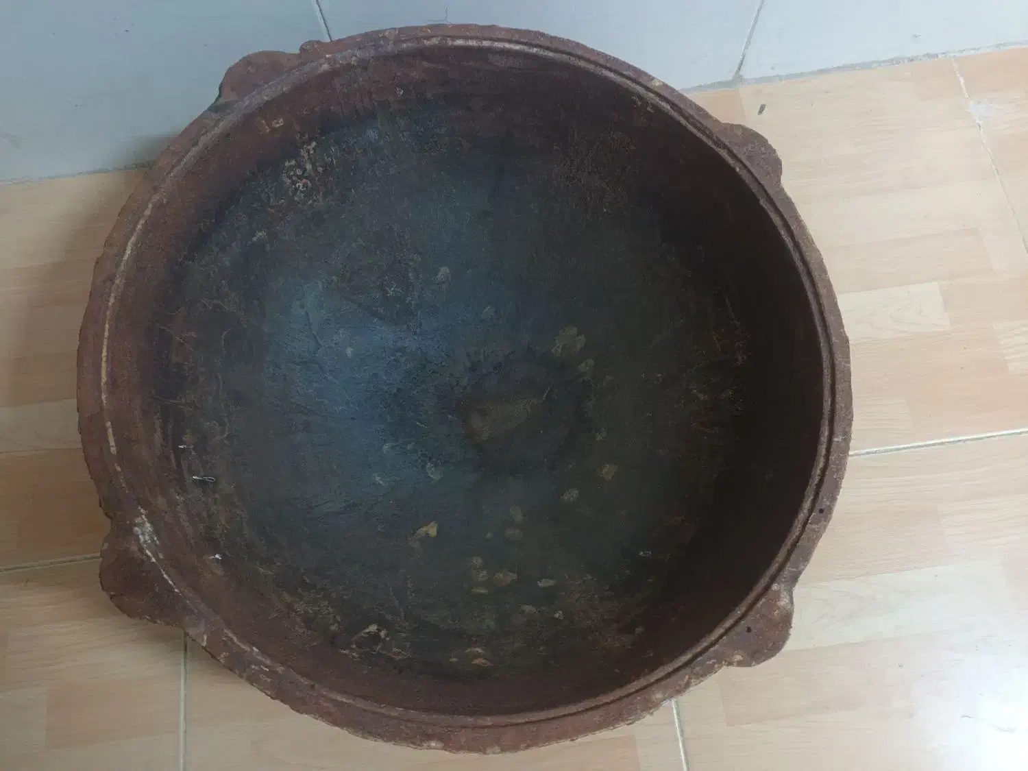 دیگ چدن روسی ۵۰ سانتی کاملا سالم|ظروف پختوپز|قائن, |دیوار