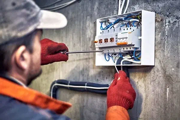 استخدام تعدادی نیرو برقکار ماهر و نیمه ماهر|استخدام صنعتی، فنی، مهندسی|قم, پردیسان|دیوار